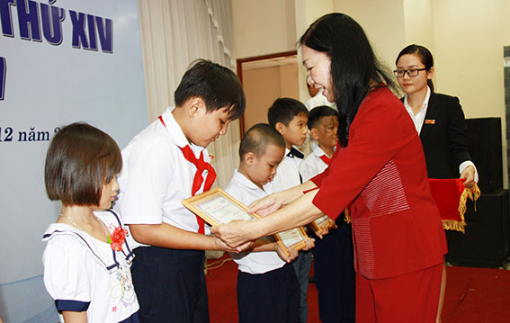Bà Lê Trần Thiên Lý, Ủy viên thường trực Hội khuyến học tỉnh trao  học bổng cho các em học sinh