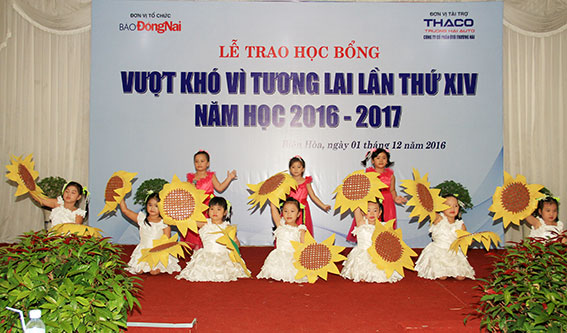 Tiết mục văn nghệ do các em học sinh của Nhà thiếu nhi tỉnh biểu diễn.