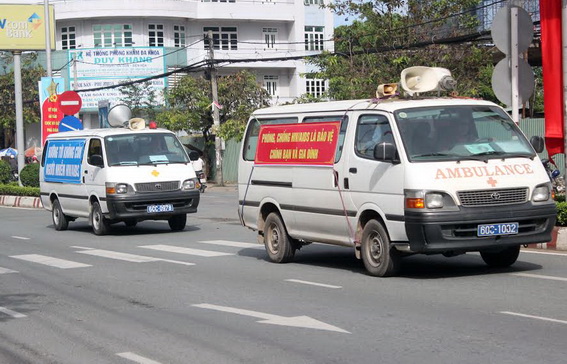 Đoàn xe diễu hành đi tuyên tuyền các phòng chống HIV/AIDS