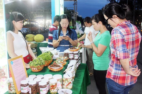 Khách hàng mua đặc sản khổ qua rừng chế biến thành xá xíu, muối chua.