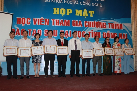 Khen thưởng các cá nhân đạt thành tích xuất sắc trong chương trình Đào tạo sau đại học trong Ngày hội Khoa học và công nghệ năm 2015