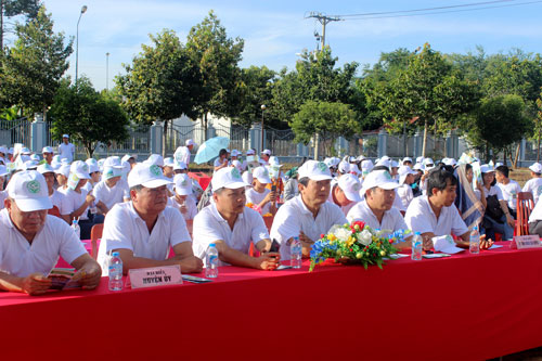 Lãnh đạo các sở ngành, huyện Tân Phú và các em học sinh huyện Tân Phú tham gia lễ phát động.