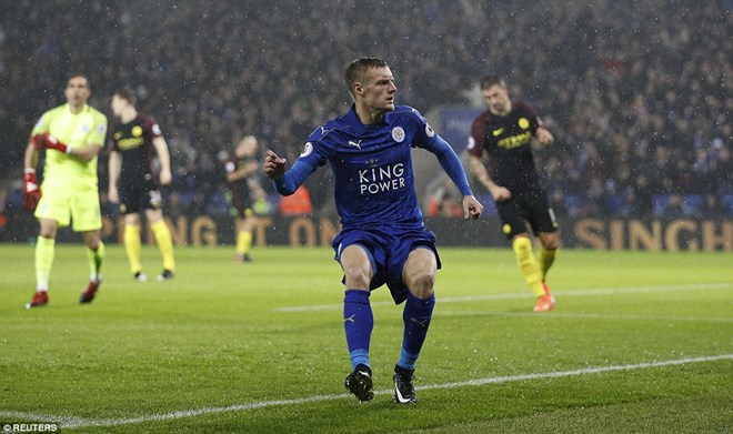 Vardy làm khổ hàng thủ Man City. (Nguồn: Reuters)