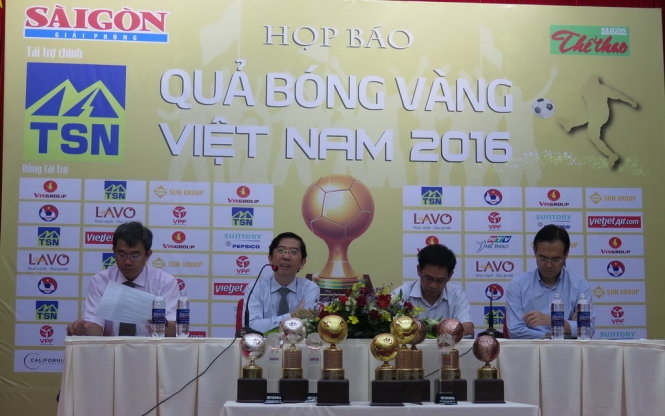 Trưởng ban tổ chức giải thưởng Quả bóng vàng VN 2016- ông Nguyễn Thành Lợi (phó Tổng biên tập báo SGGP) trả lời giới truyền thông tại cuộc họp