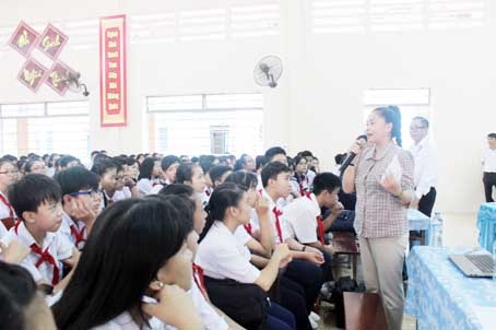 Th.S Nguyễn Thị Kim Thùy, Chi cục Dân số - kế hoạch hóa gia đình Đồng Nai, tư vấn về giáo dục giới tính cho học sinh Trường THCS Lê Quang Định (TP.Biên Hòa). Ảnh: N.THƯ