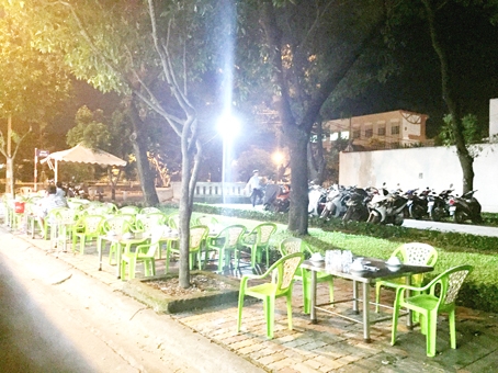Tối đến, công viên ở khu dân cư D2D (phường Thống Nhất, TP.Biên Hòa) bị các quán chiếm dụng để buôn bán. Ảnh: k.liễu