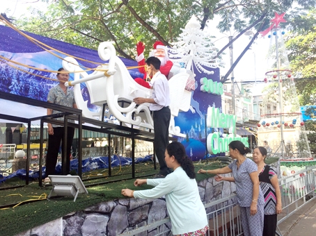 Giáo dân Giáo xứ Tân Mai (TP.Biên Hòa) trang trí tiểu cảnh đón Giáng sinh 2016.