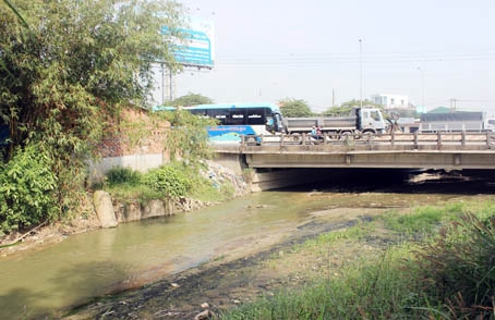 Suối Cầu Quan (TP.Biên Hòa) nhiều năm bị bồi lắng nên nước thoát rất kém khi có mưa lớn, cộng với nước thải từ các khu công nghiệp đổ ra thường gây ngập khu vực gần suối.