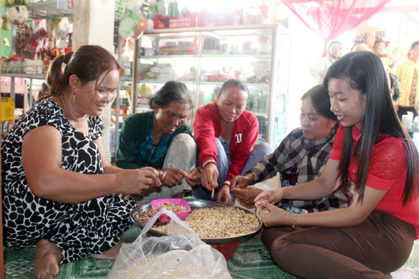 Chị Nguyễn Thị Thúy, Chủ tịch Hội Liên hiệp phụ nữ xã Phú Bình  (bìa phải) trò chuyện, nắm bắt tình hình hội viên, phụ nữ dân tộc, đồng thời tuyên truyền các hoạt động của Hội