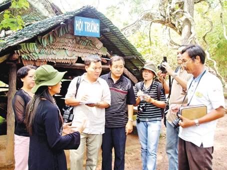 Các nhà báo Đồng Nai tác nghiệp tại Khu di tích Căn cứ Tà Thiết (tỉnh Bình Phước) năm 2009. Ảnh: T.TẤN