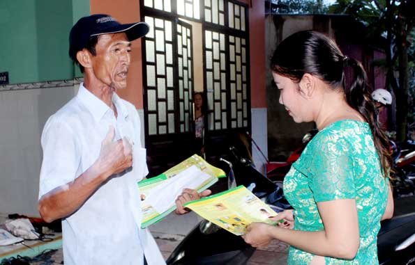 Cộng tác viên y tế xã Hiệp Phước (huyện Nhơn Trạch) tuyên truyền cho người dân cách diệt lăng quăng, một hình thức phòng chống bệnh Zika và sốt xuất huyết hiệu quả nhất. Ảnh: Ngọc Thư