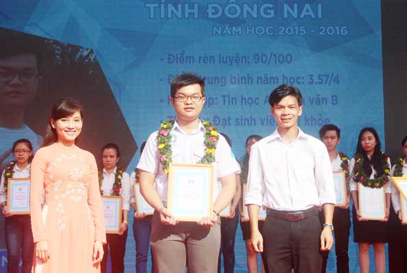  Đại diện Hội Sinh viên tỉnh trao danh hiệu 