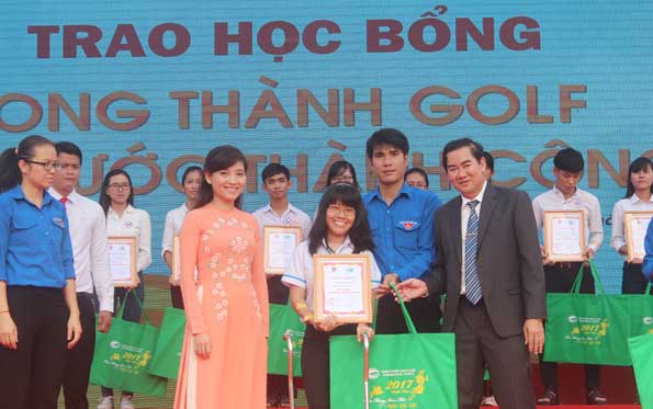 Đại diện Tỉnh đoàn và Công ty cổ phần đầu tư và kinh doanh Golf Long Thành trao học bổng cho học sinh, sinh viên