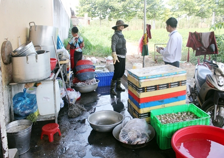 Khu vực chế biến của quán cơm niêu Cao Phát (TX.Long Khánh) không đảm bảo vệ sinh an toàn thực phẩm. Ảnh: Đ.Ngọc