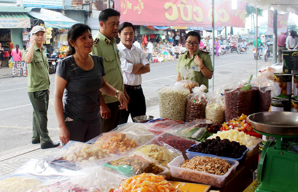 Đoàn kiểm tra hàng hóa tại chợ Biên Hòa.