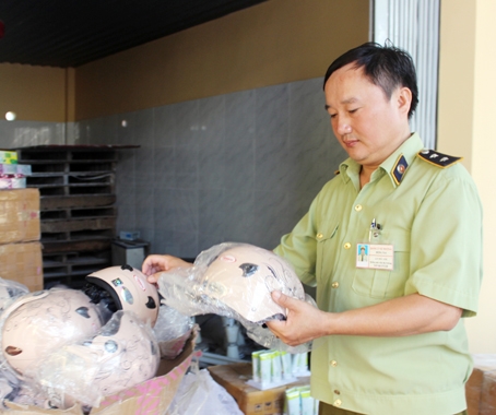 Thị trường tết chộn rộn là dịp để kẻ xấu tung hàng giả, hàng kém chất lượng để lừa người tiêu dùng. Trong ảnh: Mũ bảo hiểm giả được phát hiện và thu giữ tại Chi cục Quản lý thị trường. Ảnh: M.Điền