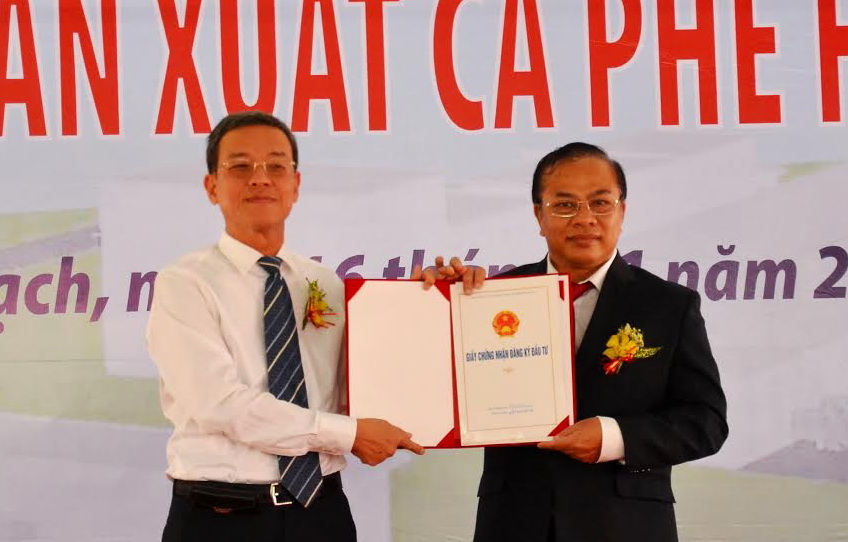 Chủ tịch UBND tỉnh Đinh Quốc Thái trao giấy phép đầu tư cho Công ty cổ phần cà phê Tín Nghĩa