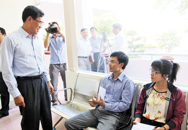 Phó chủ tịch UBND tỉnh Trần Văn Vĩnh hỏi thăm sự hài lòng của đại diện doanh nghiệp khi làm thủ tục hành chính tại Sở Tài nguyên - môi trường. Ảnh: Đặng Ngọc