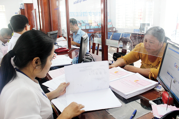 Công chức Bộ phận một cửa liên thông hiện đại UBND huyện Xuân Lộc tiếp nhận hồ sơ của người dân.  Ảnh: Đặng Ngọc