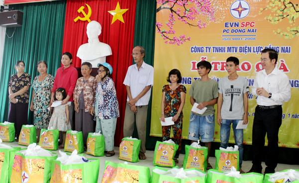 Lãnh đạo Điện lực Đồng Nai tặng quà cho người nghèo tại phường Trung Dũng (TP.Biên Hòa)