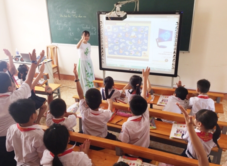 Giáo viên Trường tiểu học Nguyễn Khuyến (huyện Định Quán) trong giờ lên lớp. Ảnh: C.Nghĩa