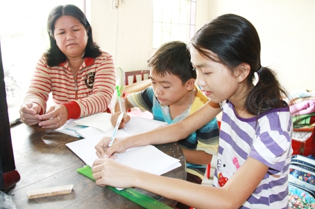 Dù lương thưởng của giáo viên còn thấp, nhưng nhiều giáo viên vẫn luôn giữ nhiệt khuyết với nghề. Trong ảnh: Giáo viên Trường THCS Phú Hội (huyện Nhơn Trạch) tới tận nhà để phụ đạo miễn phí cho học sinh.