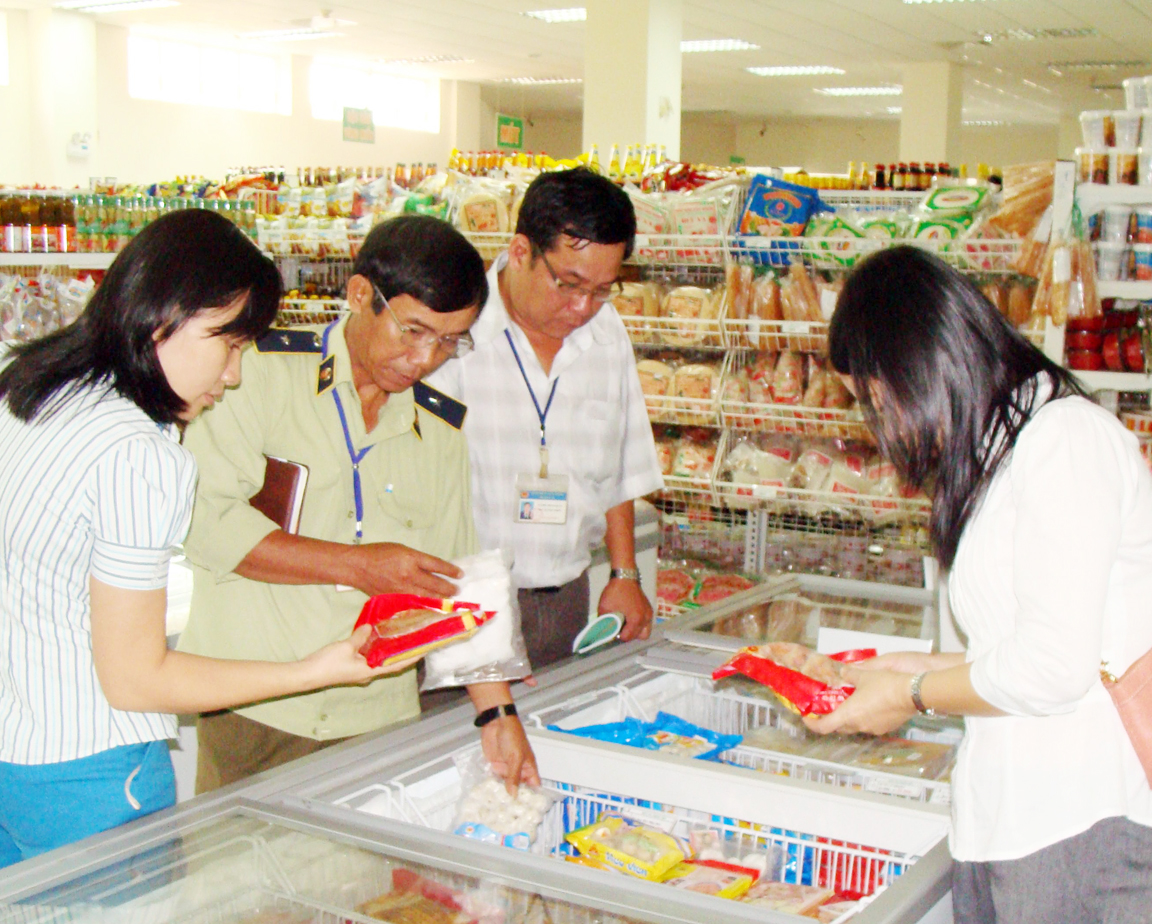 Đoàn kiểm tra liên ngành xem xét thực phẩm đóng gói sẵn tại một siêu thị ở TP.Biên Hòa. Ảnh minh họa