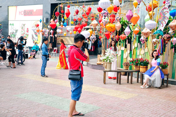 The Pegasus Plaza được trang trí lồng đèn, các tiểu cảnh… là tâm điểm trong những ngày vừa qua để các bạn trẻ chụp hình, lưu giữ nét xuân của mình. Ảnh: Văn Chính