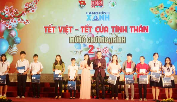 Tỉnh đoàn tặng quà cho đoàn viên, thanh niên, sinh viên có hoàn cảnh khó khăn