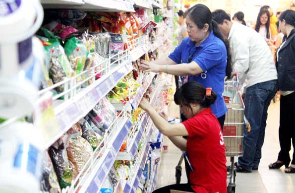 Tháng 1-2017 nhu cầu mua bán nhiều hơn vì có tết Nguyên đán. Mua hàng hóa tại siêu thị Co.op Mart Biên Hòa.