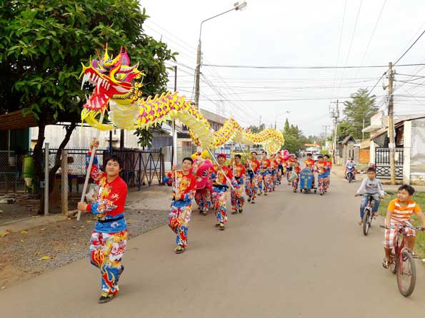 Phần rước rồng diễu hành trên một số tuyến đường góp phần làm tăng không khí rộn ràng của ngày tết.