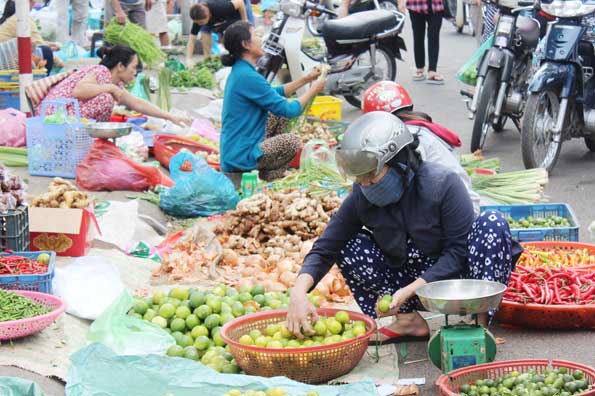 Người dân mua bán tại chợ Biên Hòa.