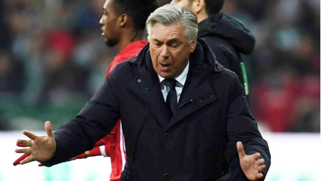  Lần đầu tiên Ancelotti thể hiện sự không hài lòng với các cầu thủ Bayern ngay trên sân. (Nguồn: AFP)