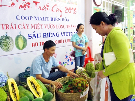 Ông Trần Anh Tùng (xã Bình Sơn, huyện Long Thành) tổ chức quầy giới thiệu sầu riêng VietGAP tại Co.opmart Biên Hòa vào tháng 6- 2016.