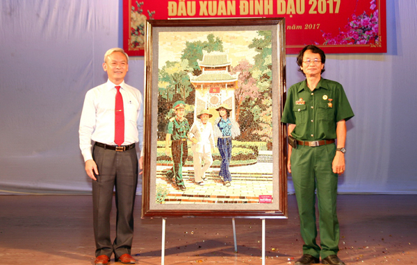 Đồng chí Nguyễn Phú Cường, Bí thư Tỉnh ủy đón nhận quà tặng của hội viên Hội Văn học Nghệ thuật tỉnh.