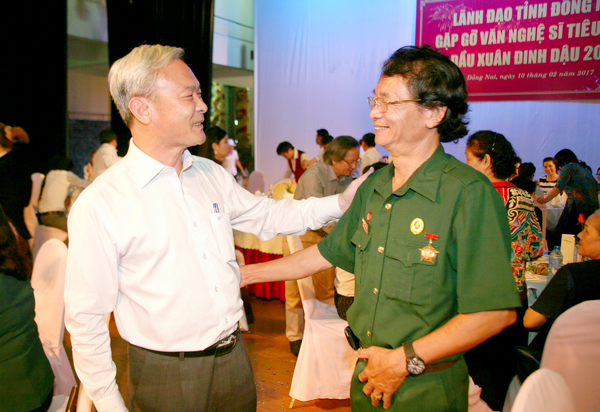  Đồng chí Nguyễn Phú Cường, Bí thư Tỉnh ủy (bên trái) gặp gỡ đại biểu về tham dự buổi gặp gỡ.