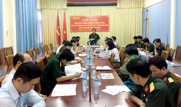 Đồng chí Mai Xuân Chiến, Phó chủ nhiệm Chính trị, Bộ Chỉ huy quân sự tỉnh triển khai kế hoạch tìm kiếm tại buổi họp với các đơn vị liên quan.