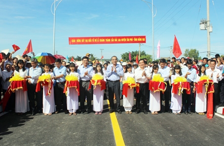 Phó bí thư thường trực Tỉnh ủy Trần Văn Tư và Phó chủ tịch UBND tỉnh Trần Văn Vĩnh cắt băng khánh thành và thông xe kỹ thuật cầu Đắc Lua.