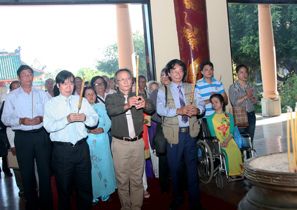 Văn nghệ sĩ thực hiện nghi thức dâng hương và báo công lên Chủ tịch Hồ Chí Minh cùng các danh nhân văn hóa đang được phụng thờ tại Văn miếu Trấn Biên.