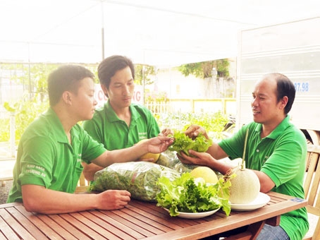 Từ trái qua, các ông: Nguyễn Thanh Sang, Nguyễn Quốc Minh và Vũ Đức Sinh vui mừng với thu hoạch đầu năm. Ảnh: Đ. Tùng