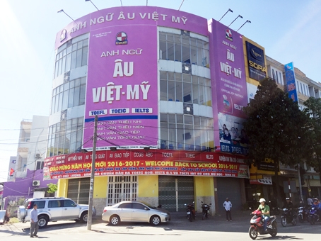 Cơ sở Anh ngữ Âu - Việt - Mỹ (số 8 đường Nguyễn Ái Quốc, phường Quang Vinh) không còn mở cửa.