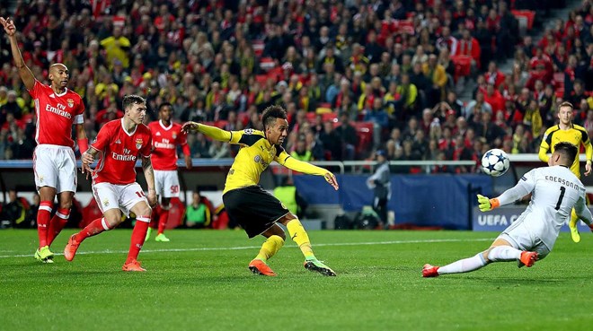Cầu thủ Pierre-Emerick Aubameyang của Borussia Dortmund thất bại khi đối mặt với thủ thành của Benfica.