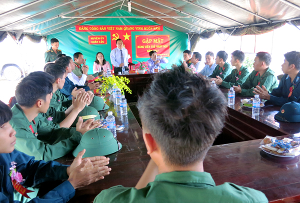 Lãnh đạo Huyện ủy Xuân Lộc tổ chức gặp mặt các Đảng viên trẻ nhập ngũ năm nay.