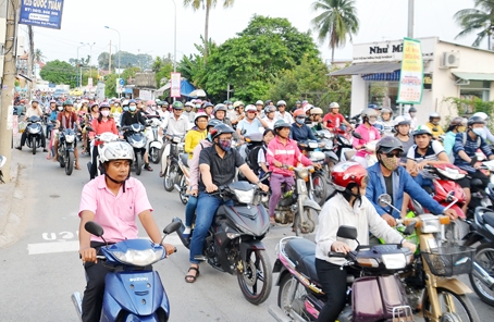 Mỗi khi có tàu lửa đi qua vào giờ cao điểm, lượng xe trên đường Nguyễn Thành Phương (TP.Biên Hòa) ùn lại kéo dài.
