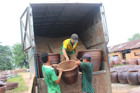 Các cơ sở gốm phường Tân Vạn (TP.Biên Hòa) nhanh chóng giao hàng hóa để chuẩn bị di dời vào Cụm công nghiệp gốm sứ Tân Hạnh (xã Tân Hạnh, TP.Biên Hòa).