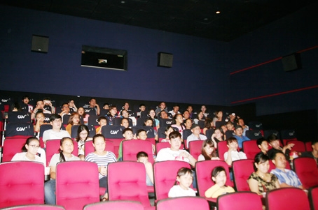 Người dân thuộc nhiều lứa tuổi đến xem phim tại Cụm rạp CGV Biên Hòa trong tháng 2-2017.