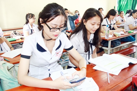 Học sinh lớp 12 Trường THPT Trấn Biên (TP.Biên Hòa) trong giờ học môn Toán.