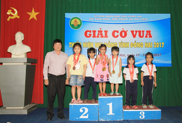 Ban tổ chức trao giải cho các VĐV đạt thứ hạng nội dung đồng đội nữ 6-7 tuổi.