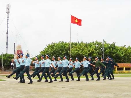 Các đơn vị trực thuộc Lữ đoàn 171 và Tiểu đoàn DK1 luyện tập đội ngũ chiều 22-2 chuẩn bị cho lễ ra quân huấn luyện.