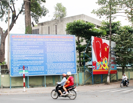 Pa-nô tuyên truyền được đặt tại góc đường Cách Mạng Tháng Tám và Nguyễn Văn Trị chưa hợp lý và dày đặc chữ.